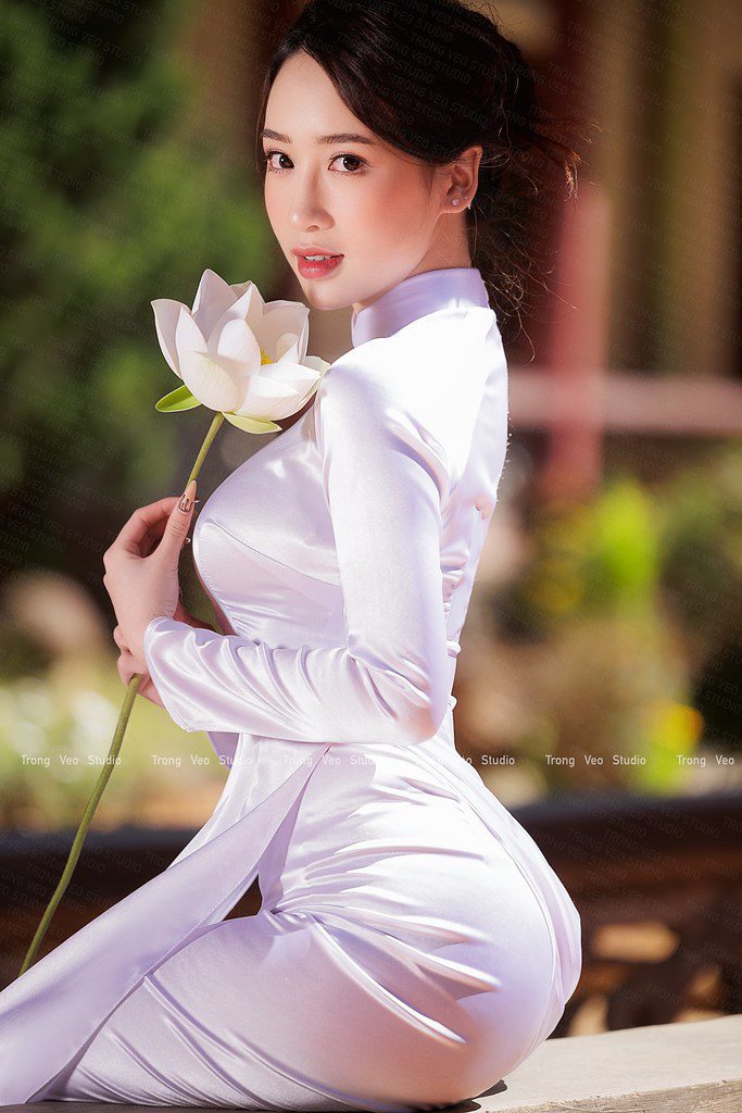 Trọn Bộ Áo Dài Phi Bóng Từ Uyên Nguyễn Chuẩn Nàng Thơ