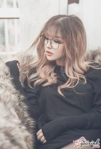 Bộ Ảnh Gái Xinh Đeo Kính Dễ Thương Trong Chiếc Váy Đen