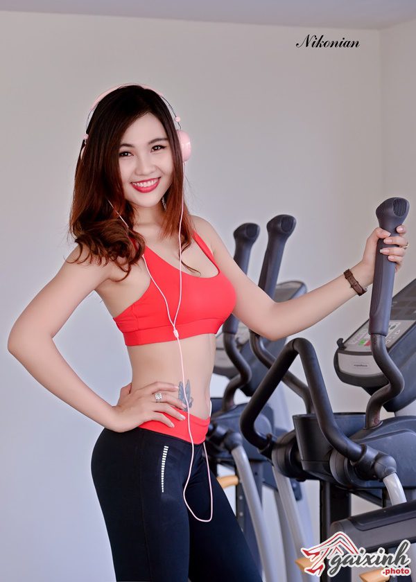 Huyền Baby Thả Dáng “Bỏng Mắt” Trong Phòng Gym.