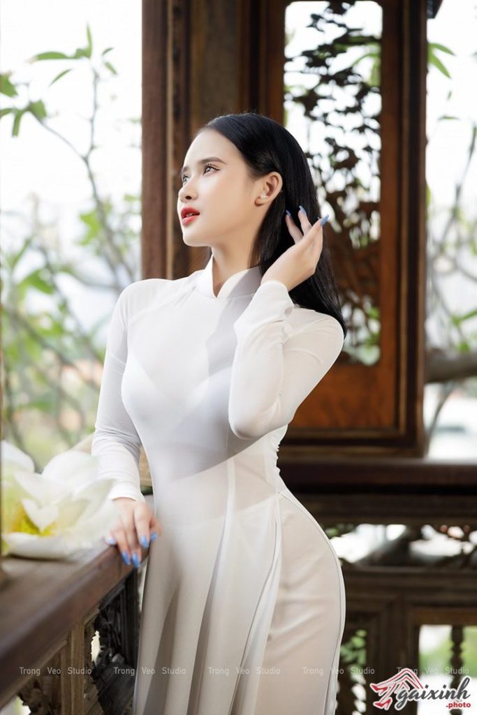 Tan Chảy Thiếu Nữ Áo Dài Trắng Khoe Mông Cực Cong Tan Chảy Thiếu Nữ Áo Dài Trắng Khoe Mông Cực Cong