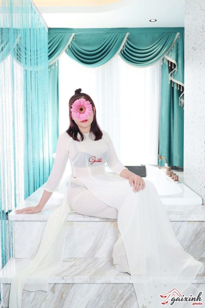 😕😕 Áo Dài Trắng Thu Hương Không Làm Anh Lo Lắng