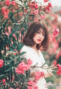 Bộ Ảnh Girl 9X Đẹp Thuần Khiết Bên Loài Hoa Trúc Đào Khiến Dân Tình Thổn Thức