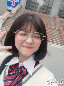 191+ Ảnh Gái Xinh Tóc Ngắn Đeo Kính Cute, Che Mặt Ngầu